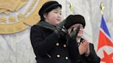 Aseguran que Kim Jong-un ya estaría preparando a su hija para ser su sucesora