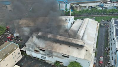 快訊／台南塑膠工廠驚傳火警！狂冒黑煙還傳「爆炸聲」疑有1人受困 目前搶救中 | 蕃新聞