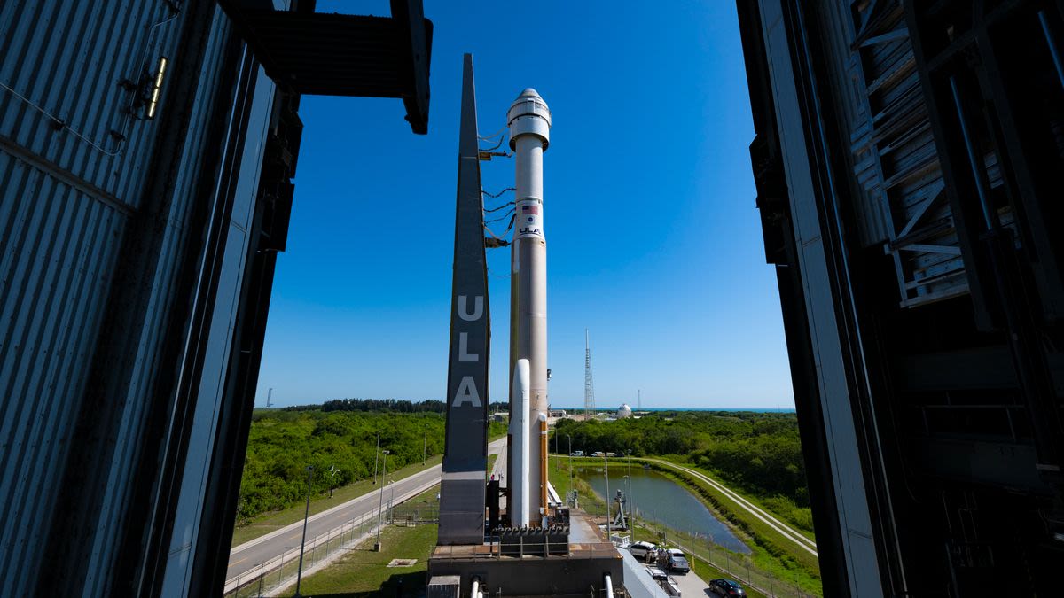 Boeing's Starliner rolls out to pad for June 1 astronaut launch (photos)