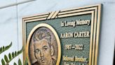 Honran a Aaron Carter con un retrato en el cementerio de Forest Lawn