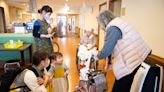 En un asilo de ancianos japonés, algunos de los empleados son bebés