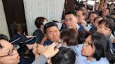國會昨爆衝突…衝議場「扯警帽猛打頭」 王美惠今向駐衛警致歉