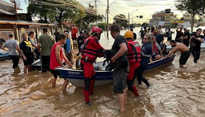La Nación / Dos bomberos paraguayos integran equipo enviado por Itaipú a Río Grande del Sur