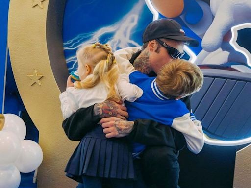 Fedez se reencuentra con sus hijos en la mansión que aún comparte con Chiara Ferragni tras su ingreso hospitalario