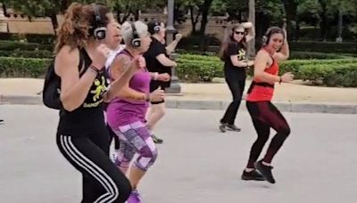 'Bailando por la vida', el grupo de mujeres que baila en parques de Sevilla: "Somos una segunda familia"