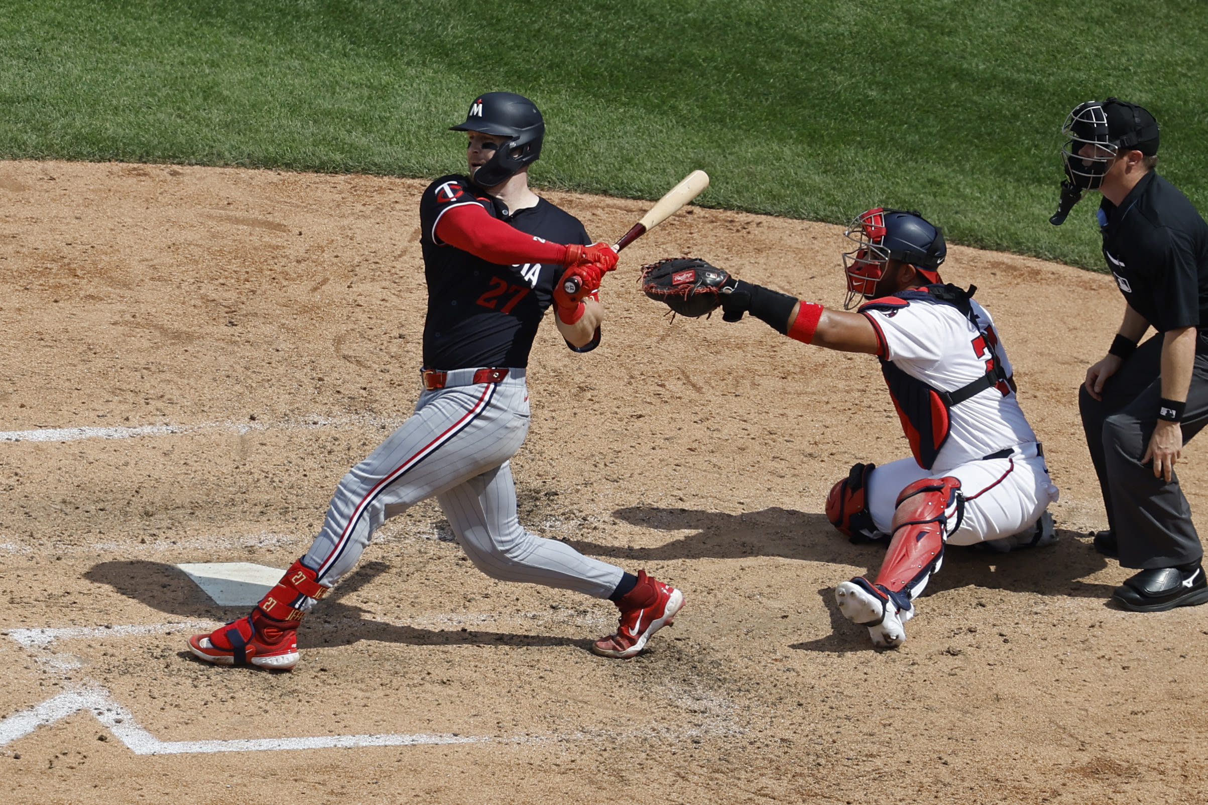 Twins play a man down after Castillo doesn’t arrive in time