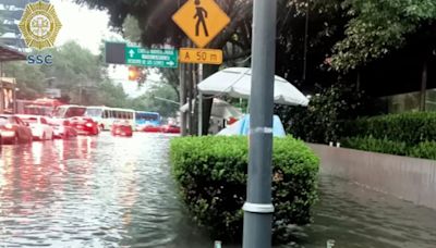 Captan vehículos al revés y sobre una reja tras inundación en Álvaro Obregón