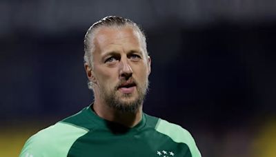 Routinier bij Ajax stelt pensioen uit en is in gesprek met de club over nieuw contract