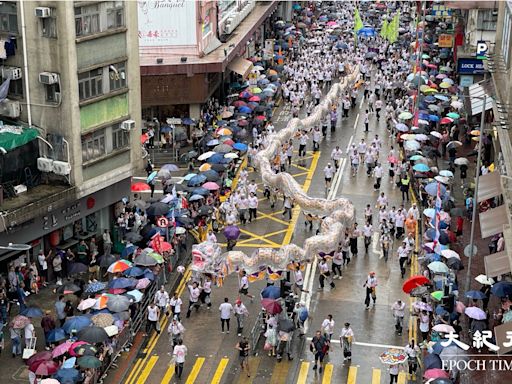 元朗天后誕會景巡遊雨中舉行 大批市民夾道觀看