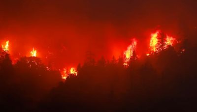 California lucha contra los incendios mientras las autoridades advierten por el calor extremo