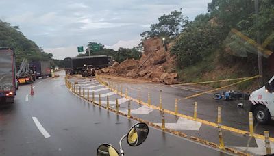 En pleno puente del Día de la Madre, derrumbe bloquea la vía Bogotá-Girardot