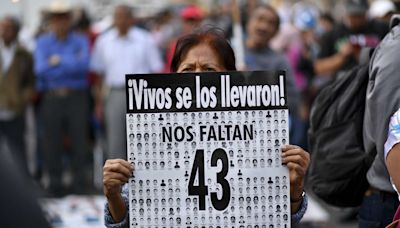 AMLO asegura que entregará una carpeta informativa a padres de los 43 estudiantes desaparecidos de Ayotzinapa