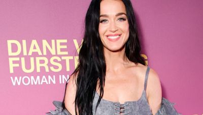 Katy Perry usa look de marca brasileira que foi desfilado no SPFW