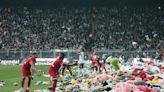 Torcedores do Besiktas jogam brinquedos no campo para crianças afetadas por terremoto