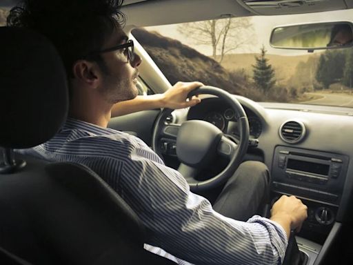 Cómo estacionar un vehículo automático en una pendiente inclinada