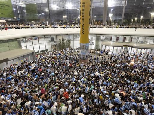 Increíble recibimiento en el aeropuerto a los jugadores del Málaga tras su ascenso a segunda división