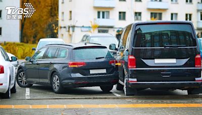 停車也要禮讓？隔壁老人狂「敲門」嗆：應該先讓我下車│TVBS新聞網