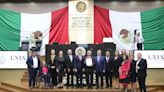 Reconocen al escultor Guillermo Salazar con medalla Silvestre Revueltas