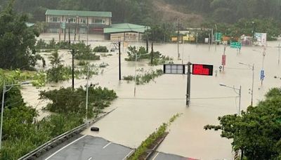 快訊／無路可走！雨彈狂甩田寮...淹水一樓高「交流道入泥流」急封鎖