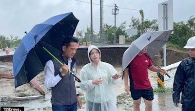 臺南後壁八掌溪暴漲溢堤 立委賴惠員及林俊憲冒雨勘災