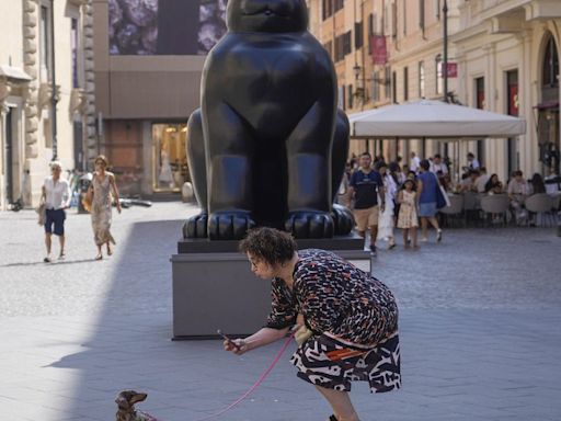 Las figuras voluminosas de Botero invaden Roma y la convierte en un museo al aire libre