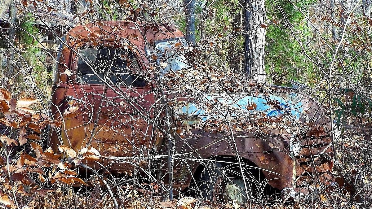 The Truth Behind Story of 2 Girls Supposedly Missing for 40 Years Until a Man Saw an Old Car and Broke It Open