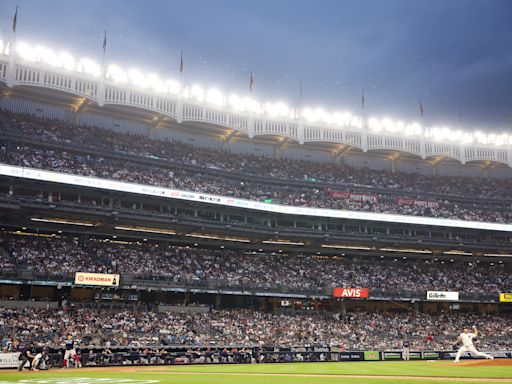 Enormous lines form for Yankee Stadium's George Costanza bobblehead