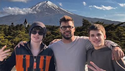 Ricky Martin presume viaje con sus "enormes" hijos en Japón