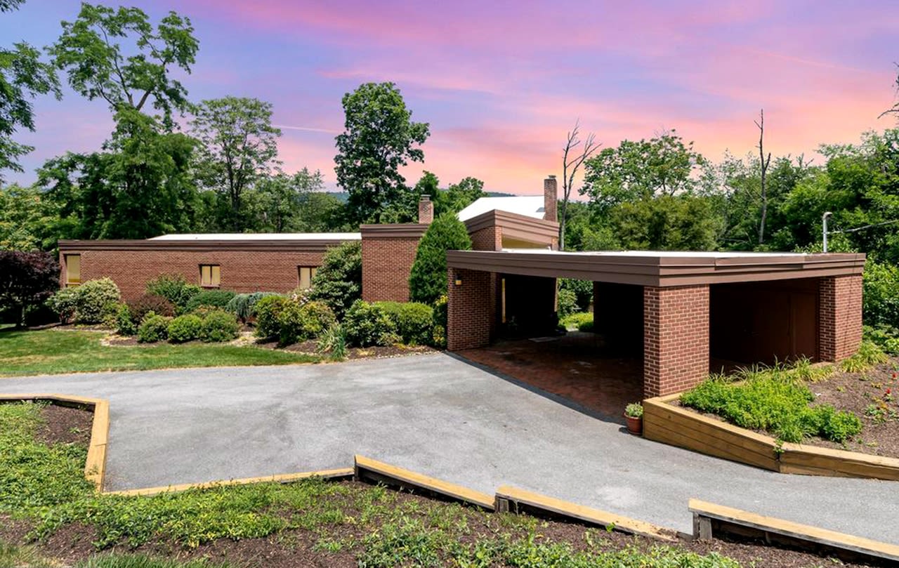 Mid-century modern home designed by well-known architect features tennis court: Cool Spaces