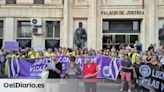 Cientos de personas claman contra la sentencia de abuso de menores frente a la Audiencia de Murcia: "¡Jueces corruptos!"