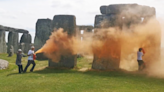 Dos ecologistas detenidos tras lanzar pintura naranja sobre el monumento de Stonehenge