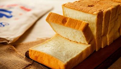 El truco definitivo para cerrar bien el pan lactal y que dure más tiempo