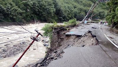 Swollen River Damages Road In Sonprayag; Traffic to Kedarnath Disrupted - News18