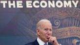 Biden se aferra a la economía: El repunte en los sondeos de cara a su choque con Trump - La Tercera