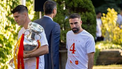 "Hizo lo que tenía que hacer": preguntan a Almeida por el tenso saludo de Carvajal a Sánchez y sale en su defensa