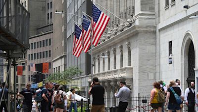 Wall Street and FTSE lower despite US economy growing faster than expected