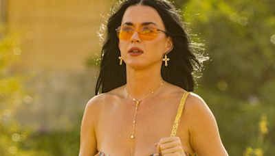 De biquíni e na garupa de uma moto, Katy Perry roda clipe em Ibiza, na Espanha