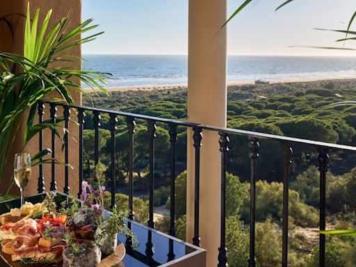 Este pueblo marinero te enamorará por sus playas, las puestas de sol… ¡y la gamba de Huelva!