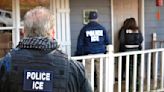 Juez declara inconstitucional las prácticas engañosas de ICE para arrestar a migrantes indocumentados en sus hogares