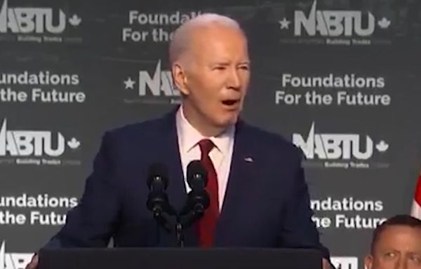 Joe Biden Again Reads Teleprompter Instruction During Speech, 'Pause'