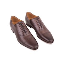 Lace-up shoes with a closed lacing system Typically made of leather Suitable for formal occasions
