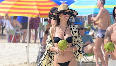 Alessandra Ambrosio curte praia em Florianópolis de biquíni após procedimento estético