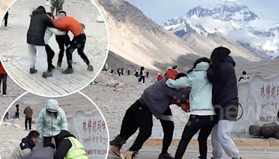 Mt. Everest tourists throw punches over the perfect selfie position