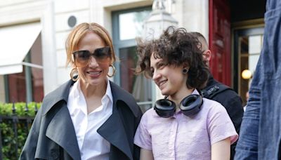 Süßer Ausflug in Paris: Jennifer Lopez und ihr Kind Emme Hand in Hand