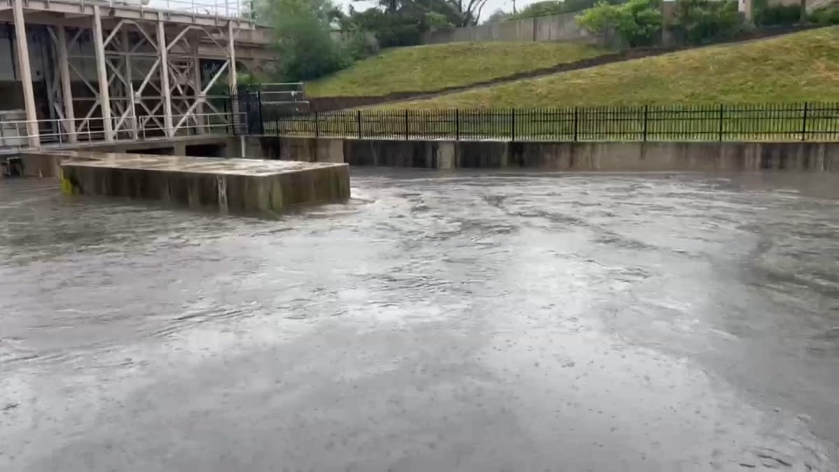 Alert issued, Chicago-area residents asked to delay showers, use less water ahead of severe storms