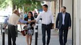 El otro gran dilema de Sánchez: paseos por la playa en California y un ultimátum para lanzar al mártir del PSOE