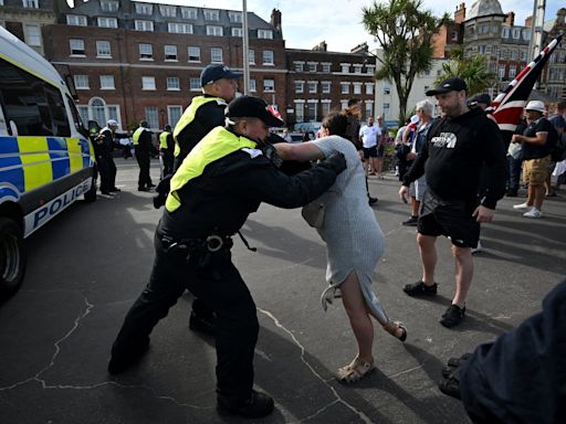 Quinto día de violentas protestas de la extrema derecha en Reino Unido