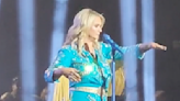 Miranda Lambert pauses show due to fans taking selfies