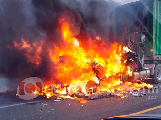 Se incendia cabina de tráiler en la Siglo XXI