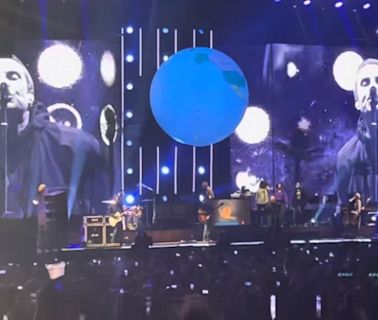 Liam Gallagher dedica "Half The World Away" para Noel Gallagher em estreia de turnê celebratória